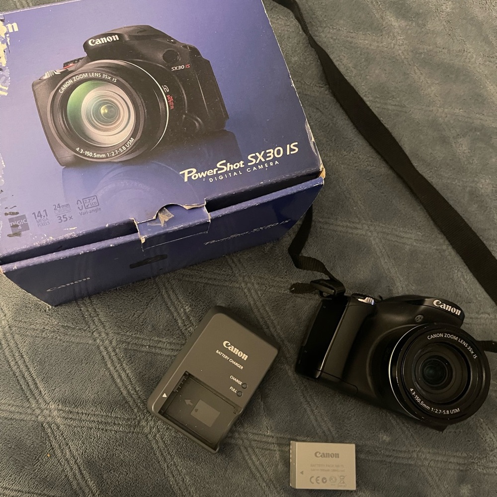 Canon PowerShot SX30 IS 35X Zoom 14.1MP Digital Camera Charger Battery & Box